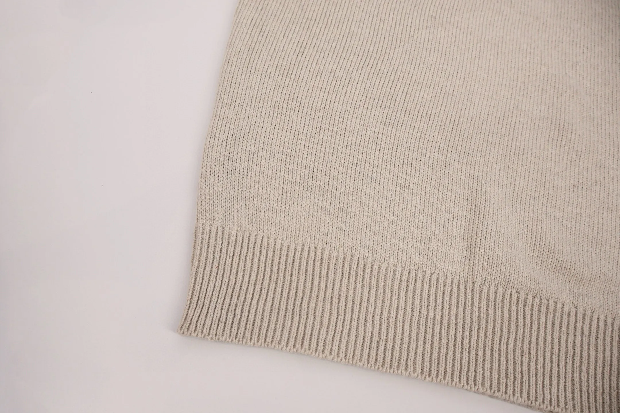 P450 [Exclusive supply] Stone island compass crew neck sweater (khaki). The original version was purchased for 2,488 and developed. The fabric is made of 80% sheep wool yarn blended with 20% nylon. The overall comfort is more skin-friendly than the original version. The YB upper body is particularly tight. We adjusted the overall feel and skin-friendly feeling based on the original wool yarn quality. It is more comfortable and breathable than the ZP upper body. There is no difference in stripes compared to the original version, and it can be done to achieve a full grade. Supports random detection of wool content to ensure that every piece customers get is of high quality. It also needs to be taken to the tatting factory for secondary processing. The Stone Island armband has straight and delicate overall wiring, comfortable and soft fabrics, and consistent colors with no color difference. It can be matched with the same style to create a fashionable look and control various occasions. Customized accessories, complete with three labels, the same style for men and women. Size:S-M-L-XL
